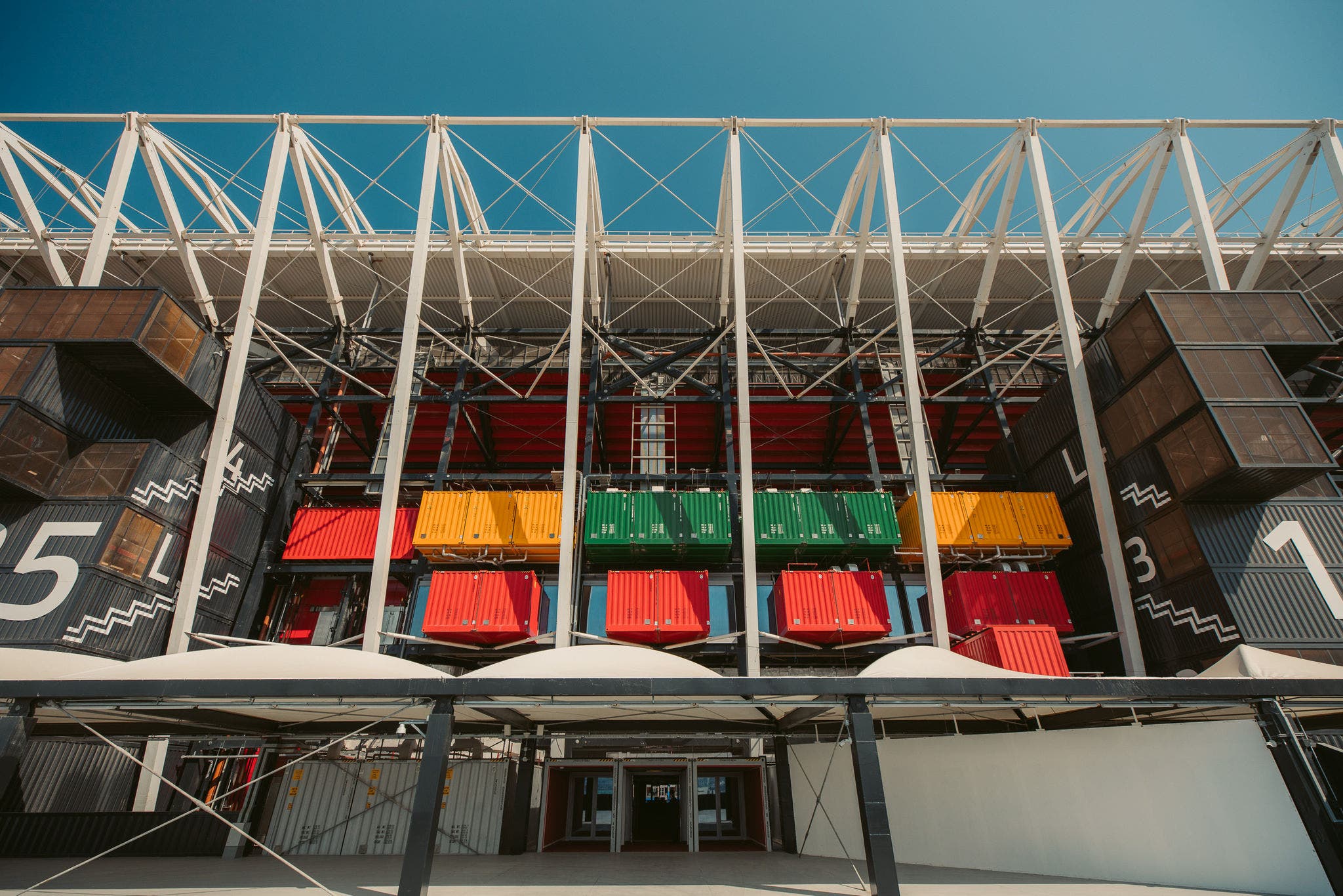 974体育场 (Stadium 974): 由海运集装箱建造的体育场馆