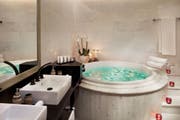 多哈西湾皇冠假日酒店 (Crowne Plaza Doha West Bay)